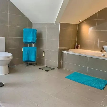 Stunning 3 Bedroom Penthouse In Center * 阿尔弗斯顿