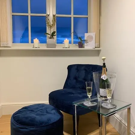 Stunning 3 Bedroom Penthouse In Center Apartment