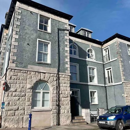 Stunning 3 Bedroom Penthouse In Center