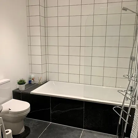 Stunning 3 Bedroom Penthouse In Center Apartment *