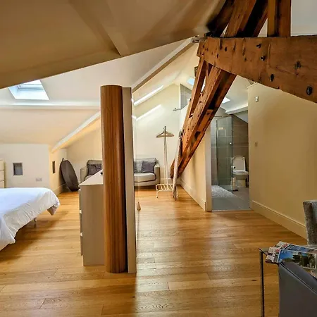 Stunning 3 Bedroom Penthouse In Center