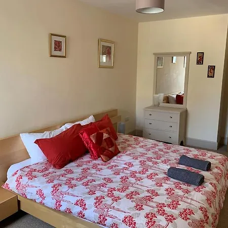 Stunning 3 Bedroom Penthouse In Center * 阿尔弗斯顿