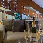 Stunning 3 Bedroom Penthouse In Center 아파트 울버스톤
