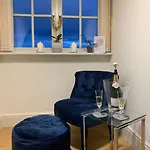 Stunning 3 Bedroom Penthouse In Center 아파트