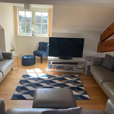 Stunning 3 Bedroom Penthouse In Center Apartment