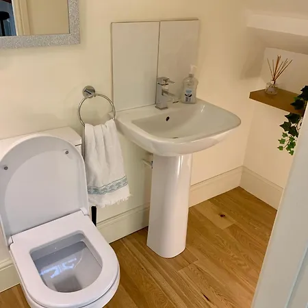 Stunning 3 Bedroom Penthouse In Center דירה *