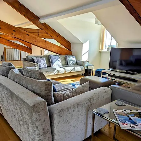 Stunning 3 Bedroom Penthouse In Center Apartment